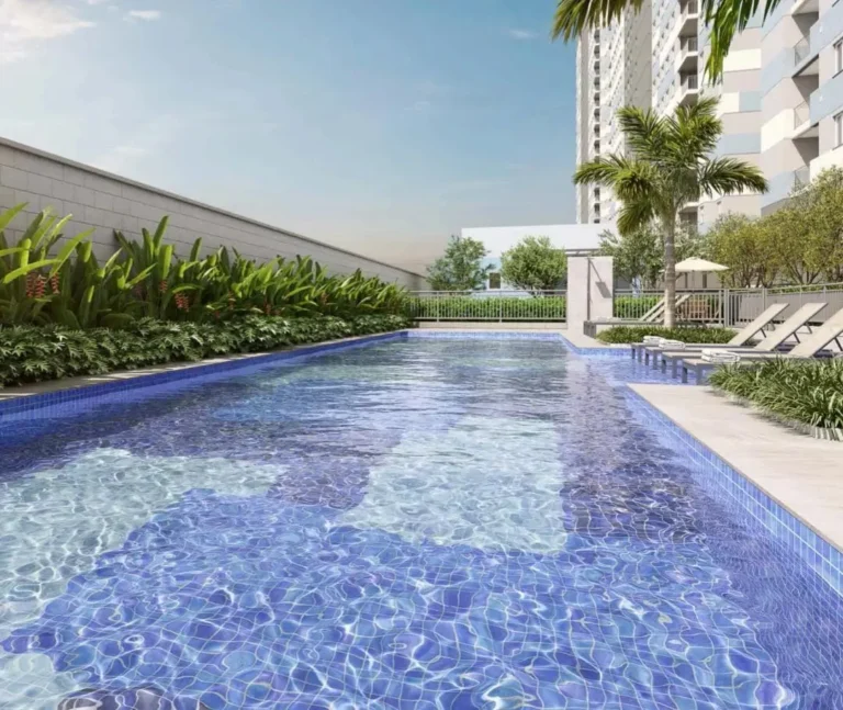 Piscina com área de descanso e espreguiçadeiras