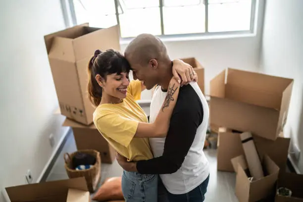 Família feliz em apartamento