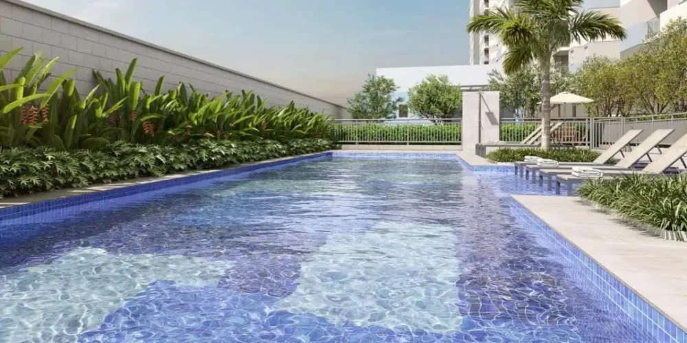Piscina com área de descanso e espreguiçadeiras
